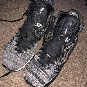 LeBron 17’s black/white